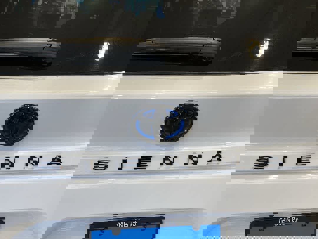 Used 2025 Toyota Sienna XSE w/ XSE Premium Package image 11