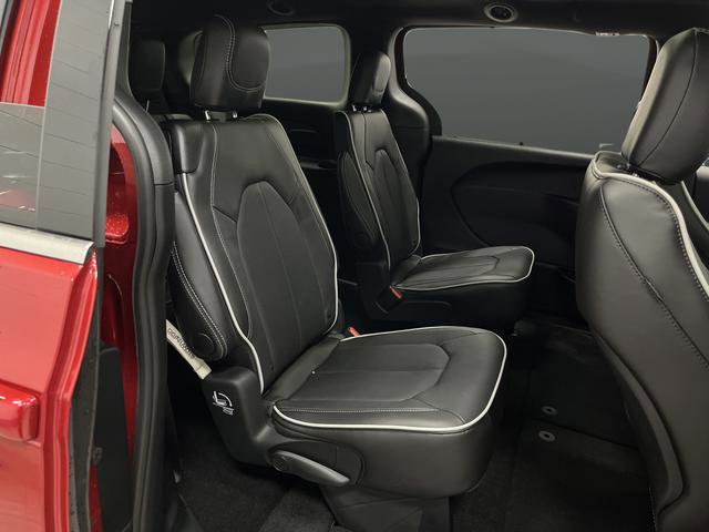 New 2026 Chrysler Pacifica Limited w/ Trailer Tow Group image 32