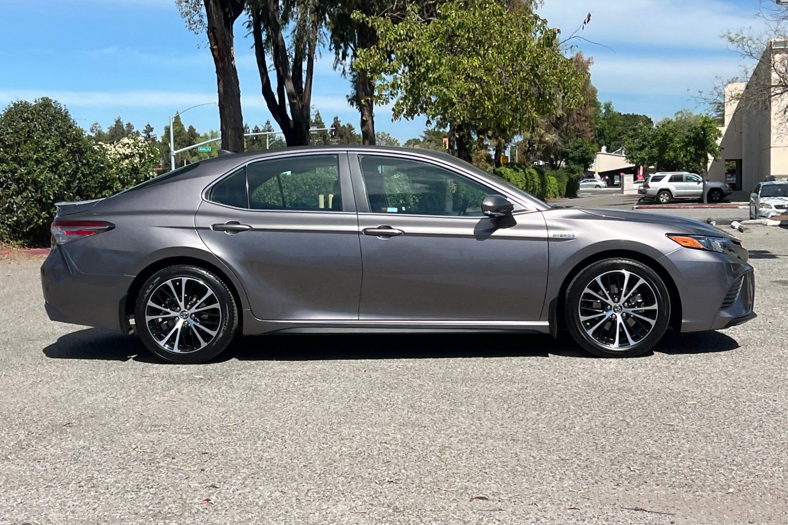 Used 2018 Toyota Camry SE w/ Audio Package image 3