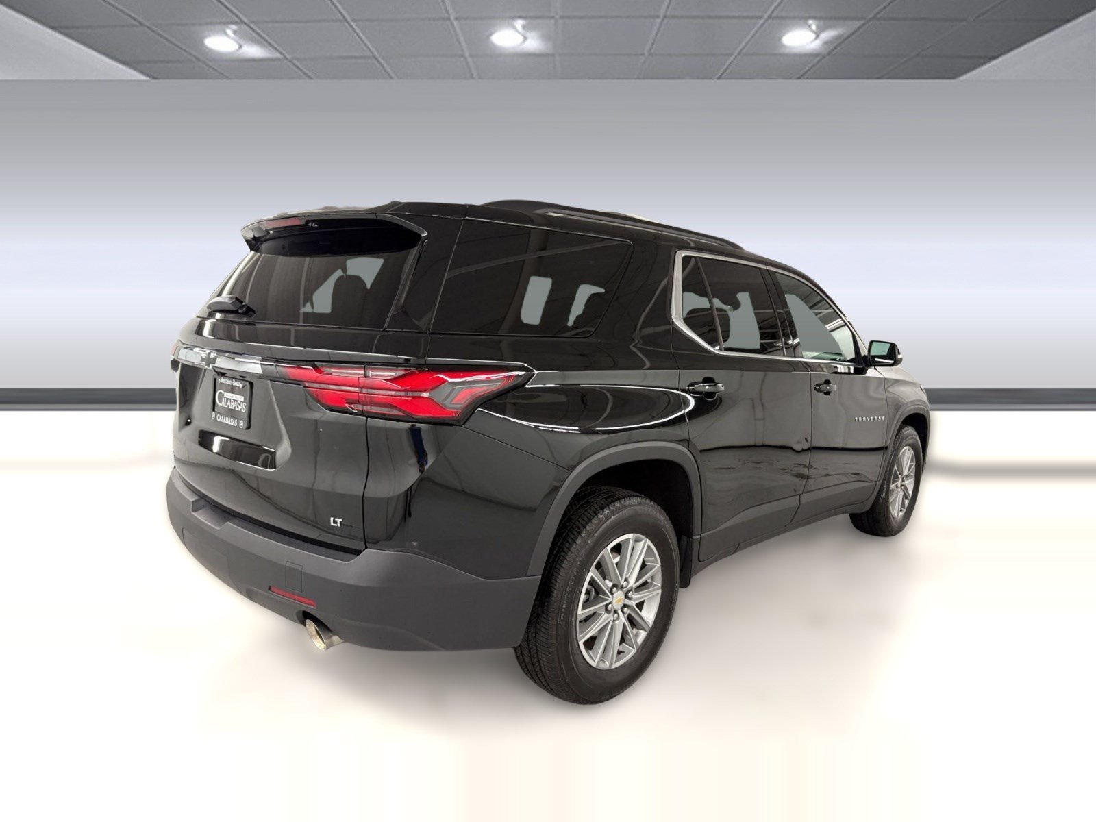 Used 2023 Chevrolet Traverse LT w/ LPO, Cargo Package FWD image 9