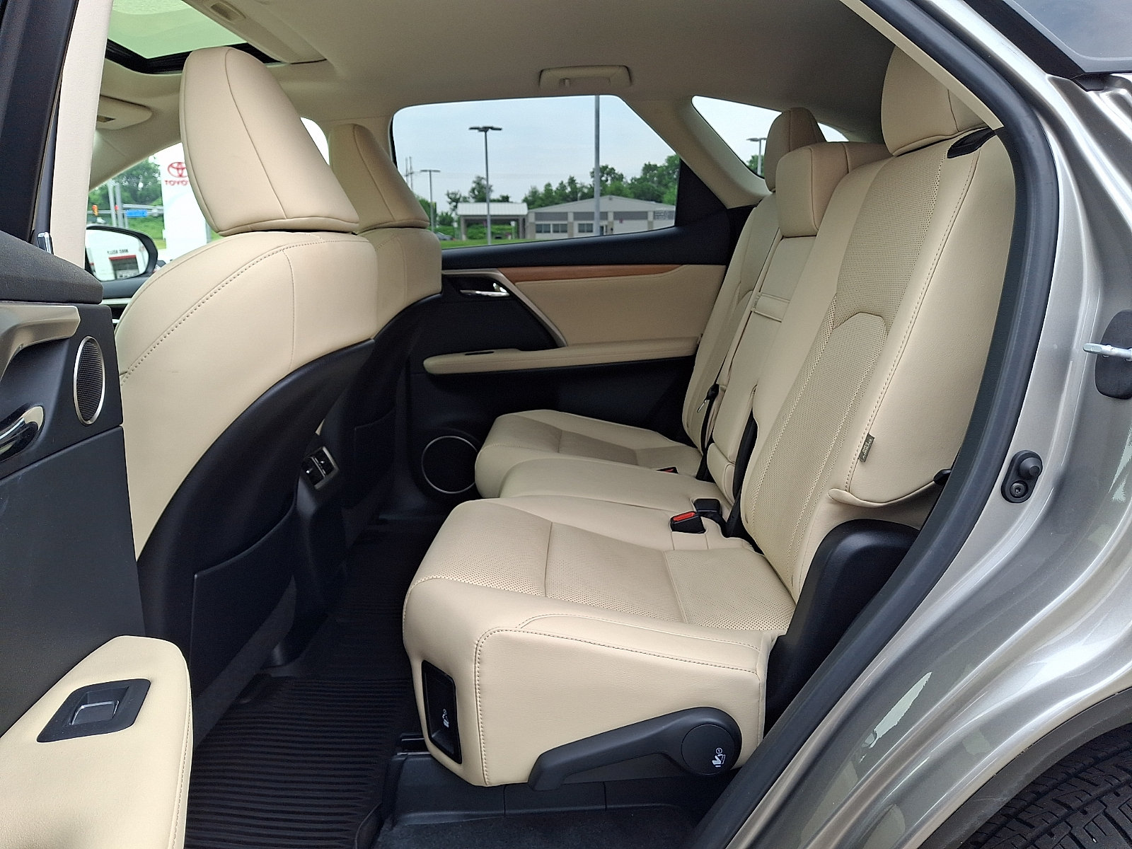 Used 2021 Lexus RX 350L Premium w/ Premium Package AWD/4WD image 10