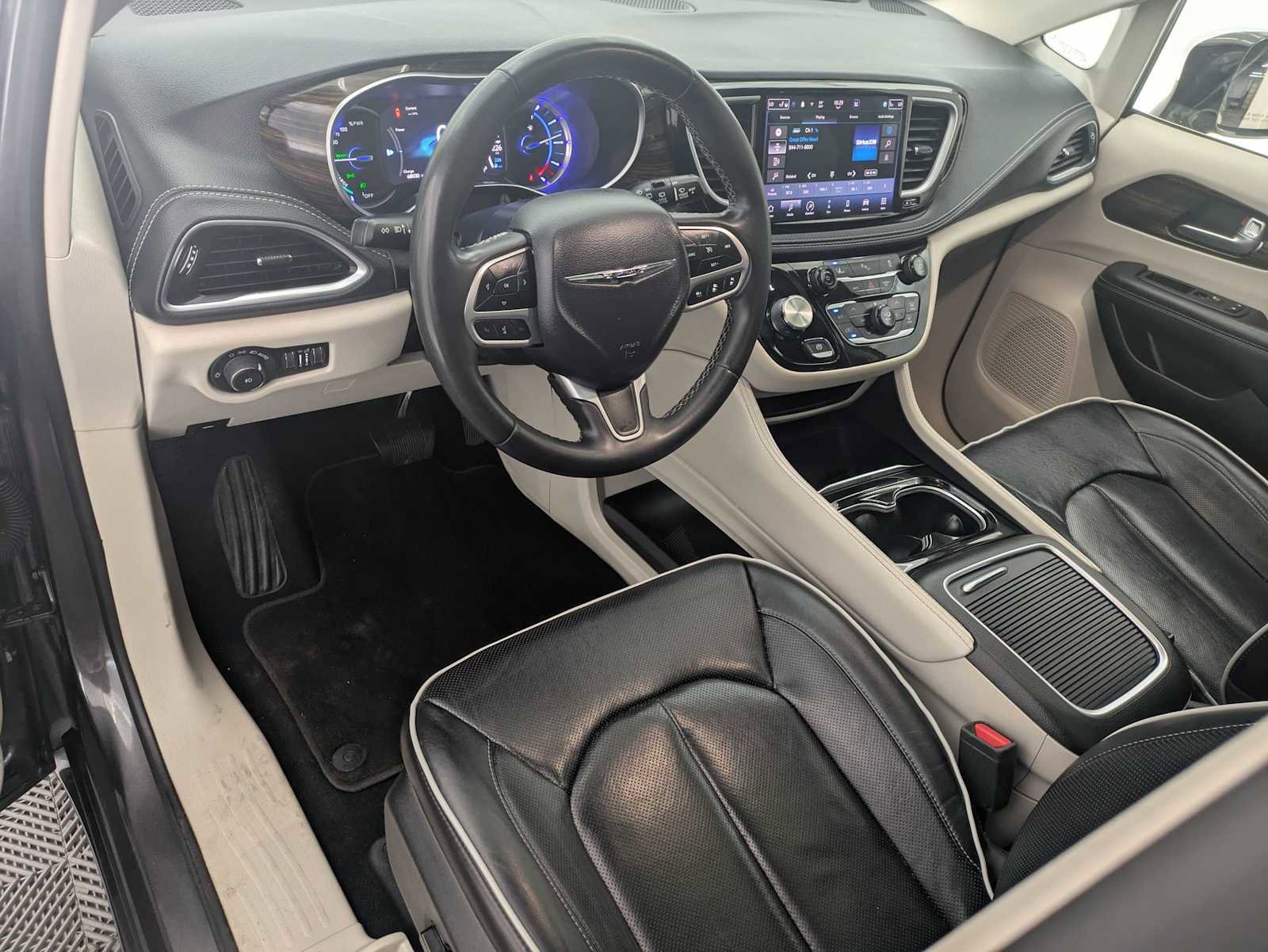Used 2023 Chrysler Pacifica Limited FWD image 2