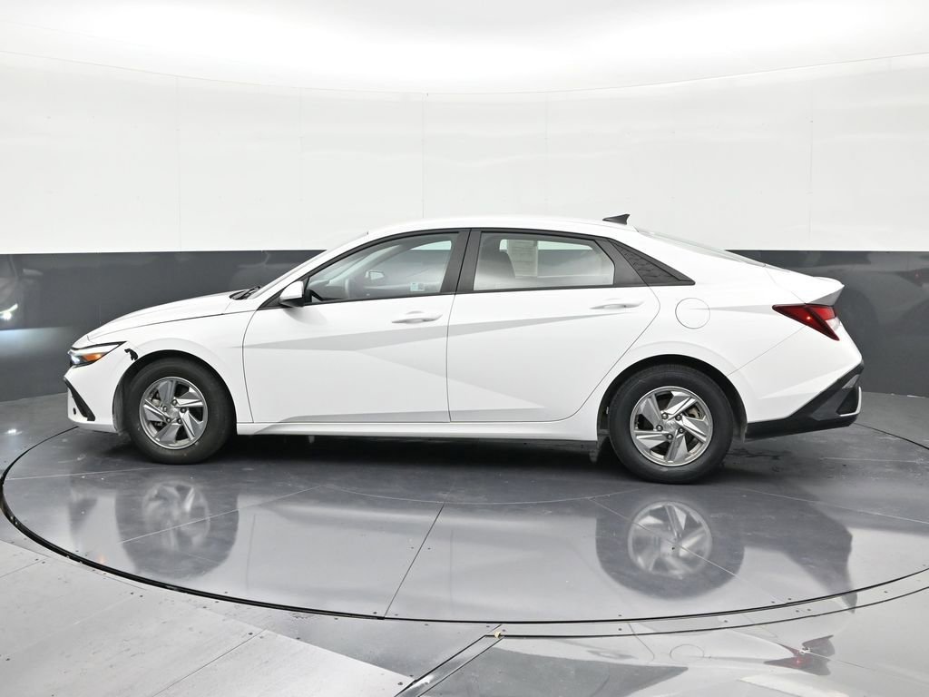 Used 2024 Hyundai Elantra SE FWD image 2
