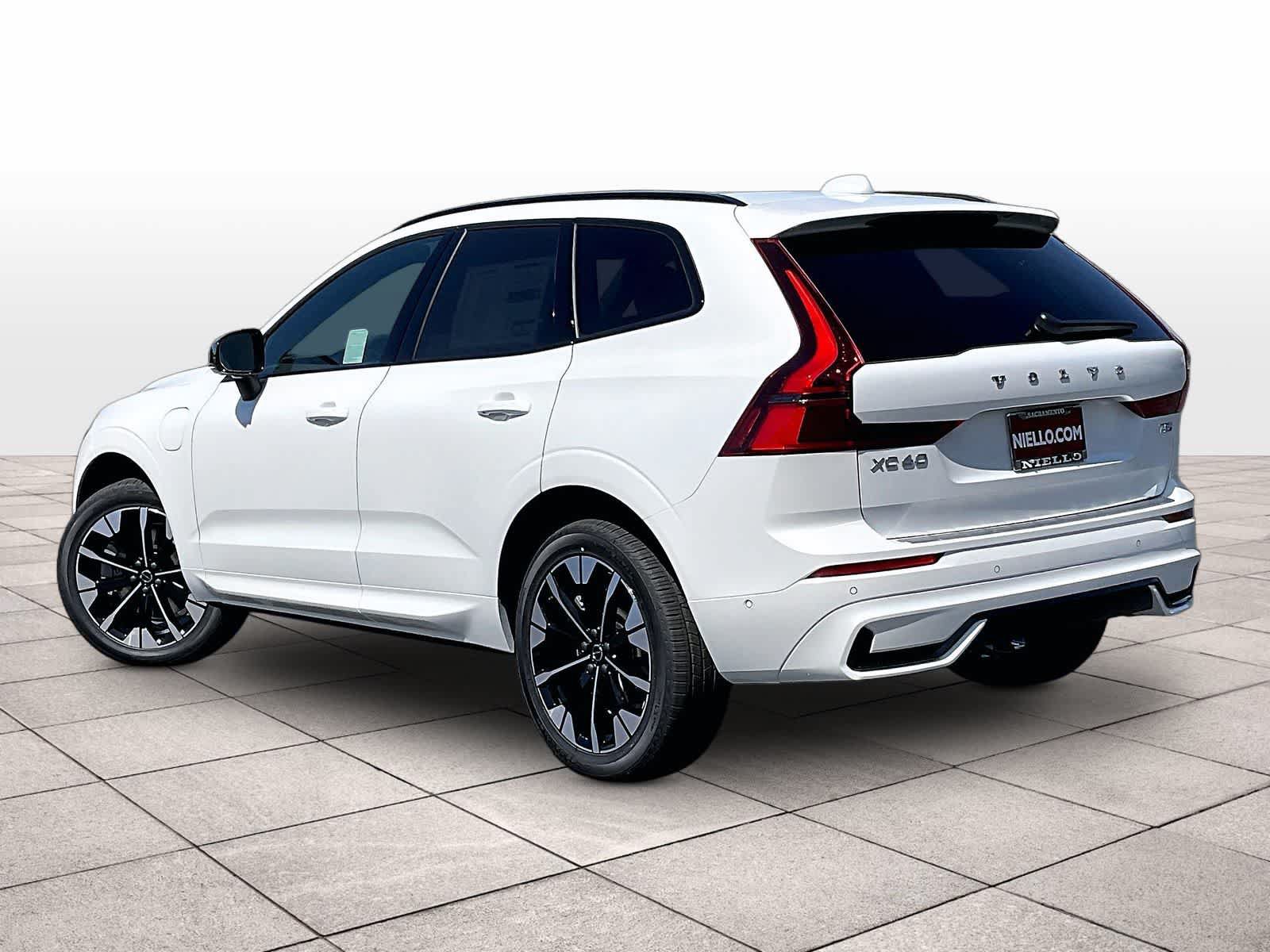 New 2026 Volvo XC60 T8 Plus w/ Climate Package PRO AWD/4WD image 3