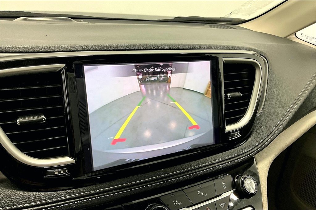 Used 2024 Chrysler Pacifica Limited FWD image 26