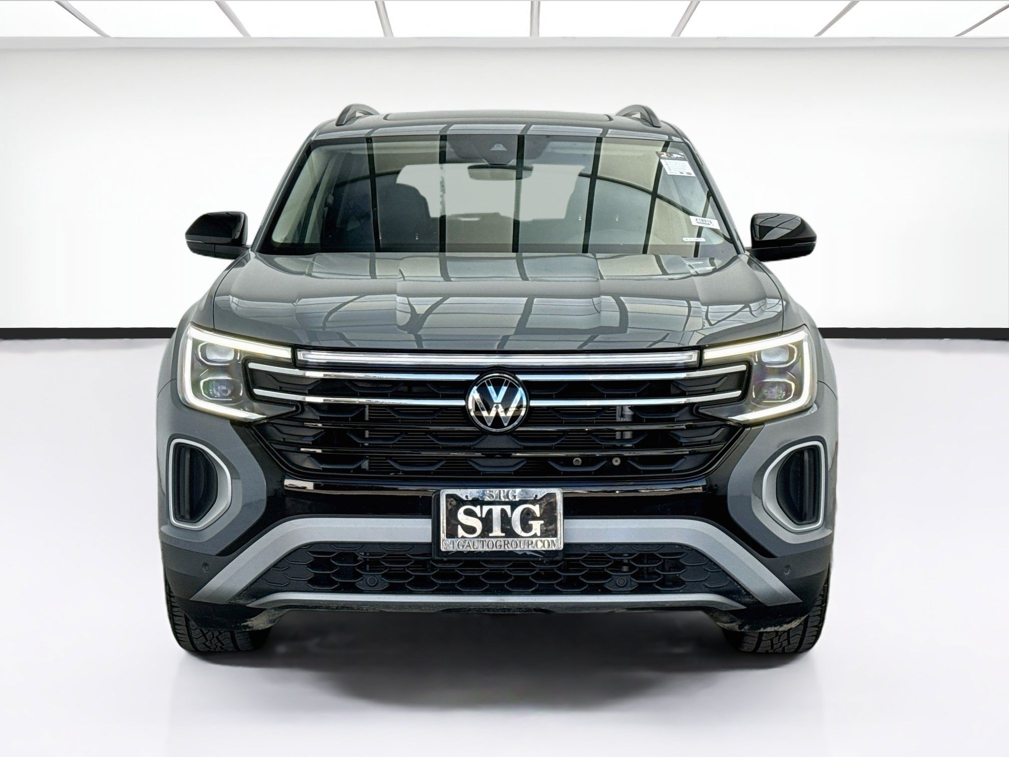 Used 2024 Volkswagen Atlas Peak Edition SE AWD/4WD image 2