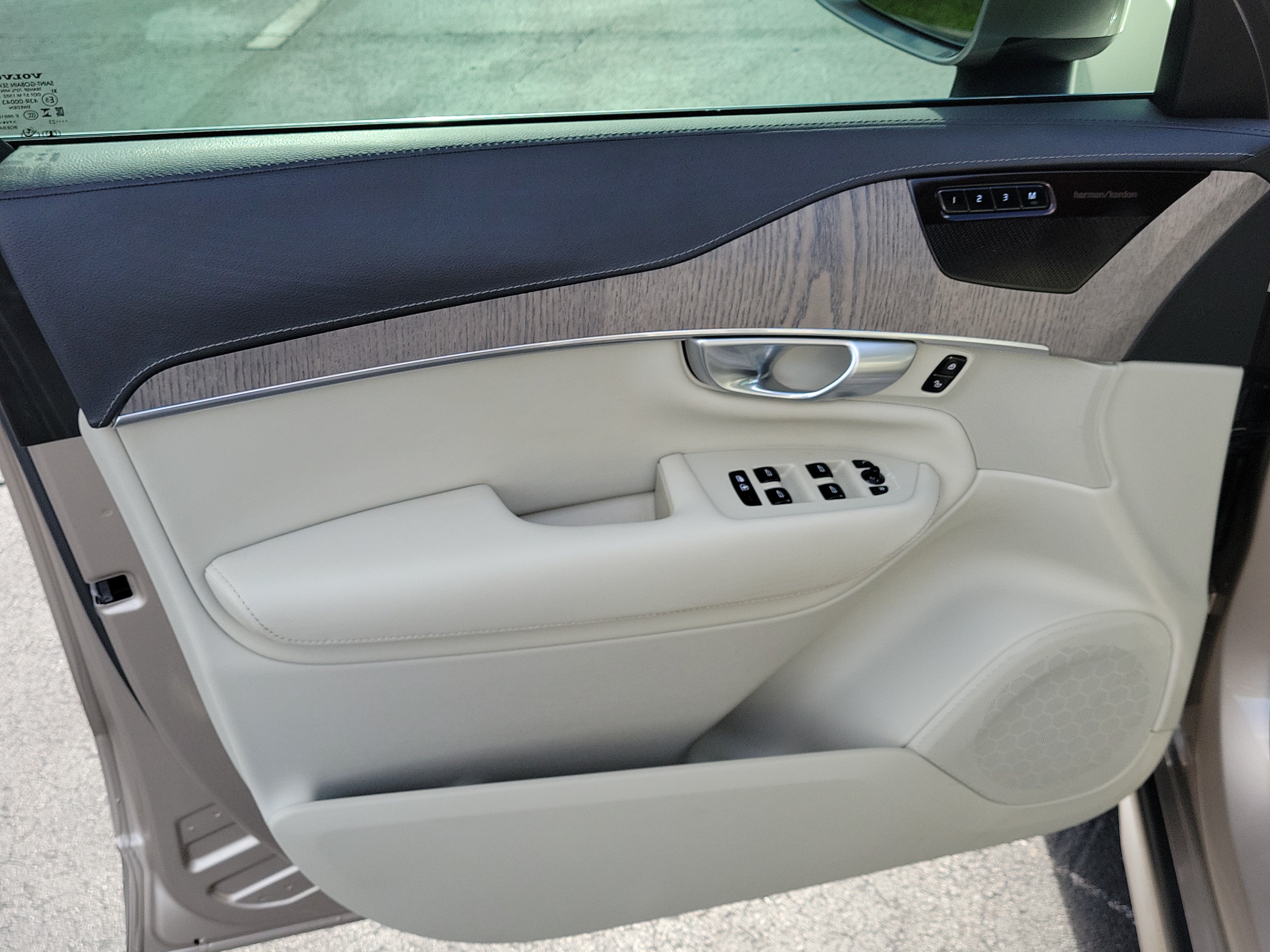 Used 2023 Volvo XC90 T8 Ultimate w/ Lounge Package AWD/4WD image 18