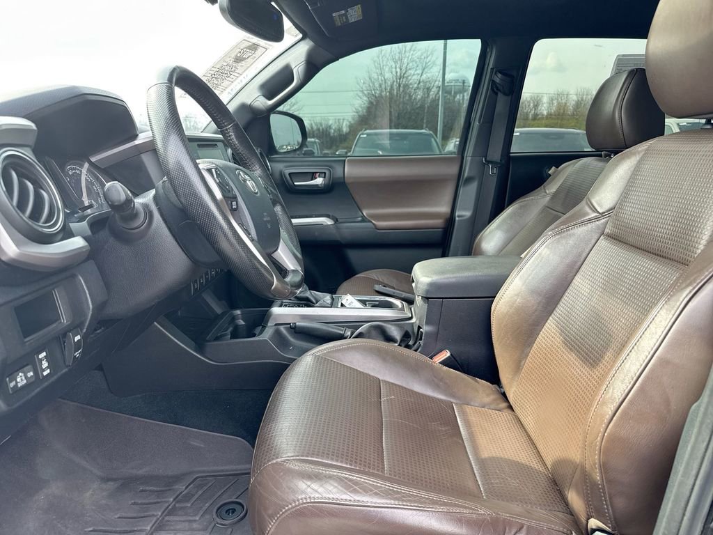 Used 2016 Toyota Tacoma Limited w/ Towing Package image 21