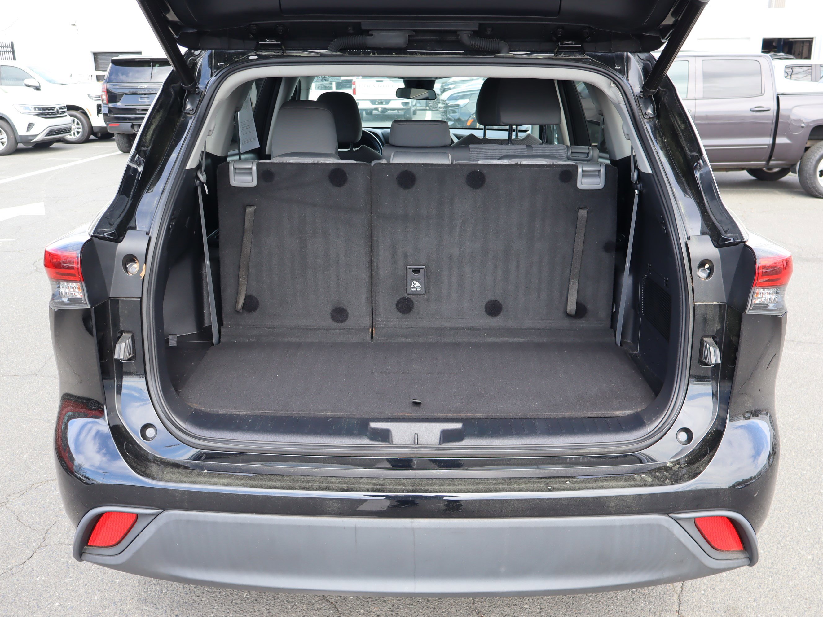 Used 2021 Toyota Highlander LE FWD image 33