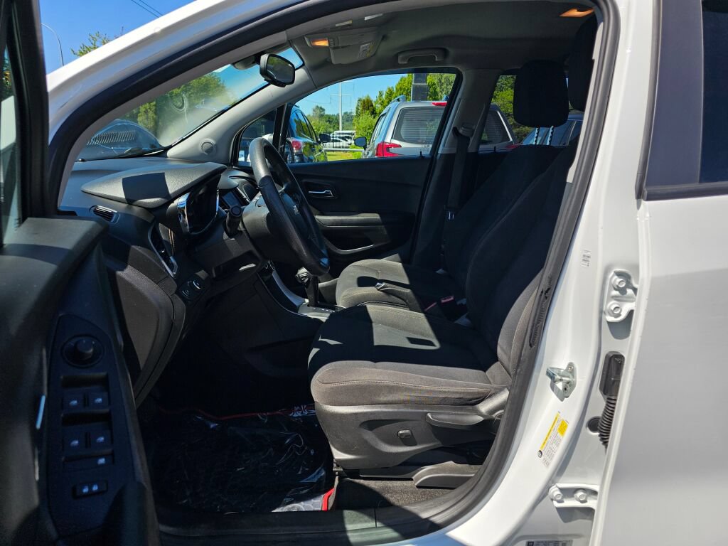 Used 2022 Chevrolet Trax LS w/ Tint and Cruise Package AWD/4WD image 15