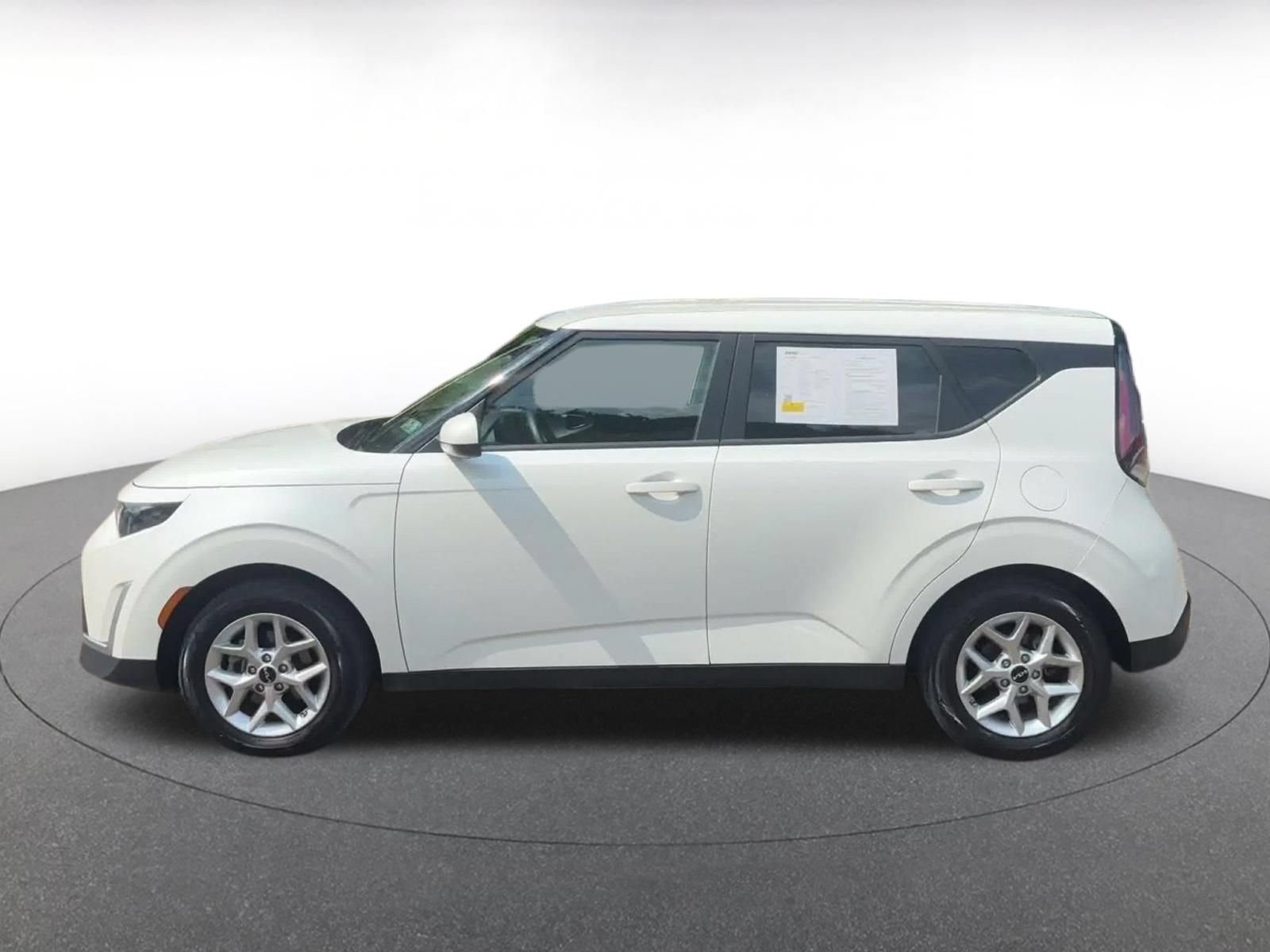 Used 2025 Kia Soul LX w/ LX Technology Package FWD image 8