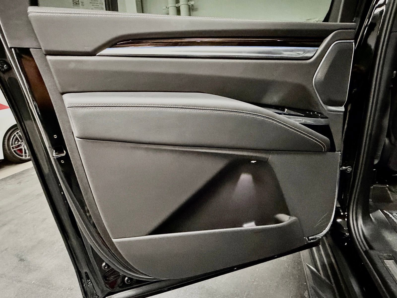 Used 2025 Cadillac Escalade ESV Premium Luxury image 34