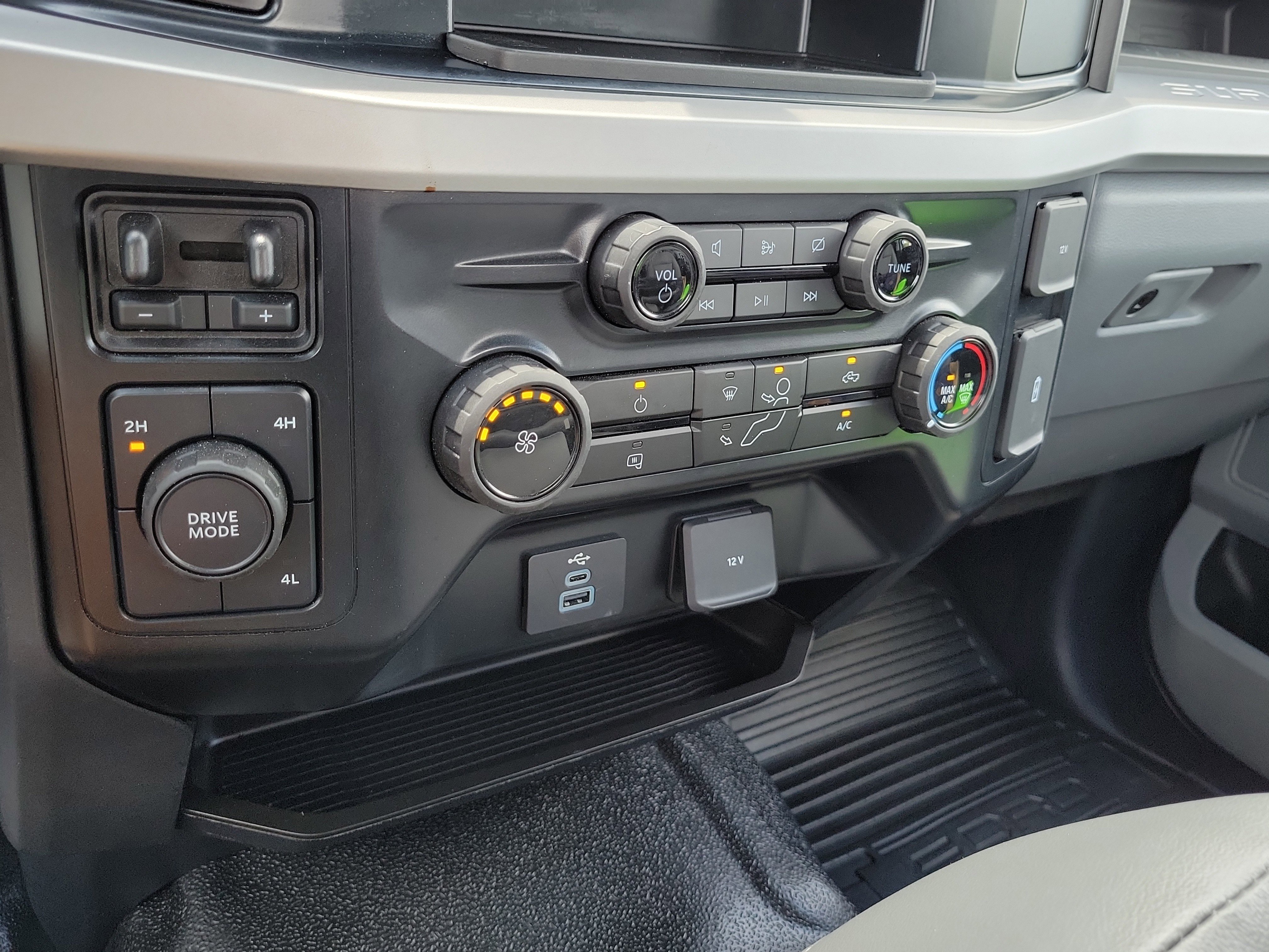 Used 2024 Ford F550 4x4 Regular Cab Super Duty image 21