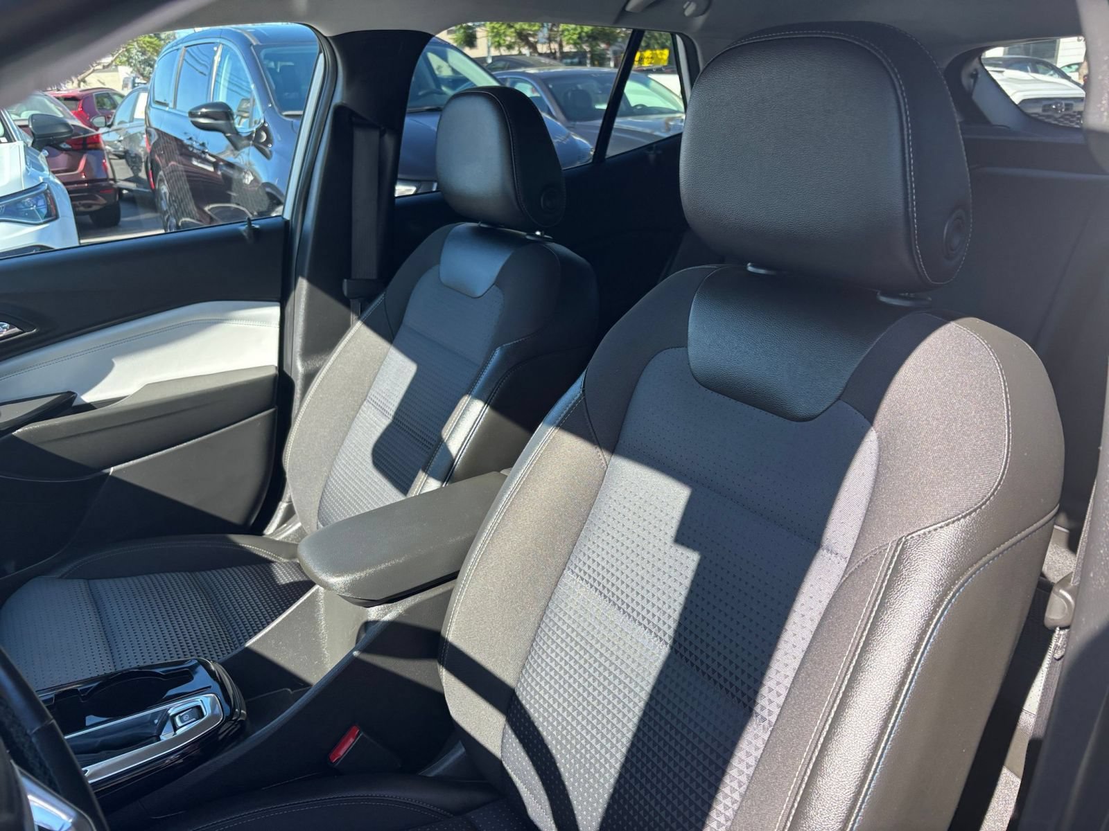 Used 2025 Chevrolet Trax LT w/ LT Convenience Package FWD image 50
