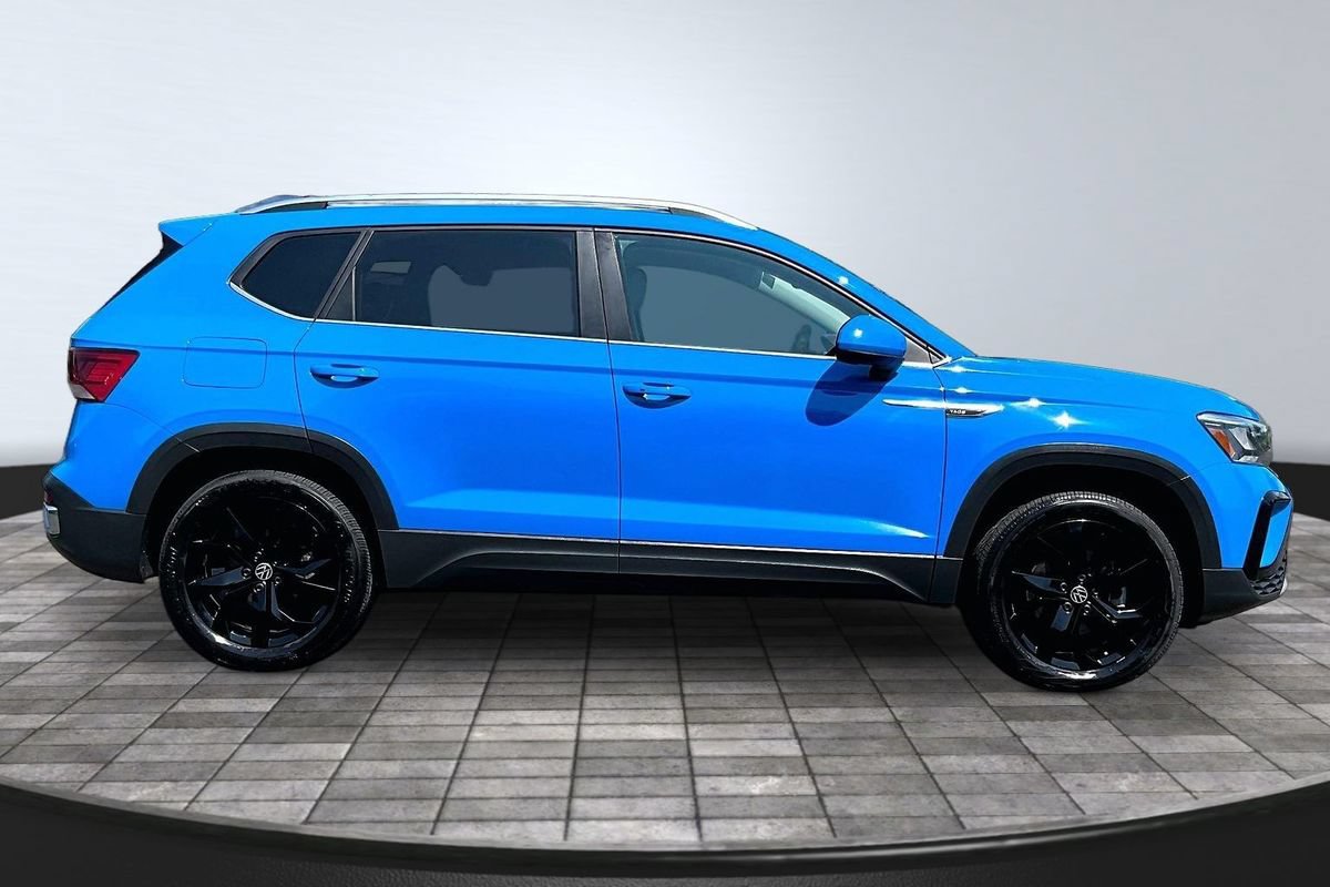 Used 2023 Volkswagen Taos SE w/ Panoramic Sunroof Package AWD/4WD image 8