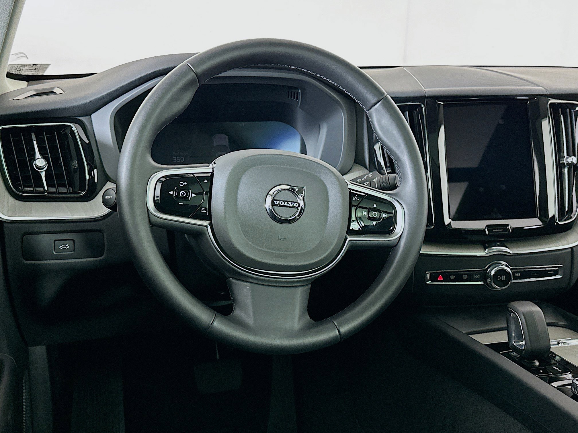 Used 2025 Volvo XC60 B5 Plus image 18