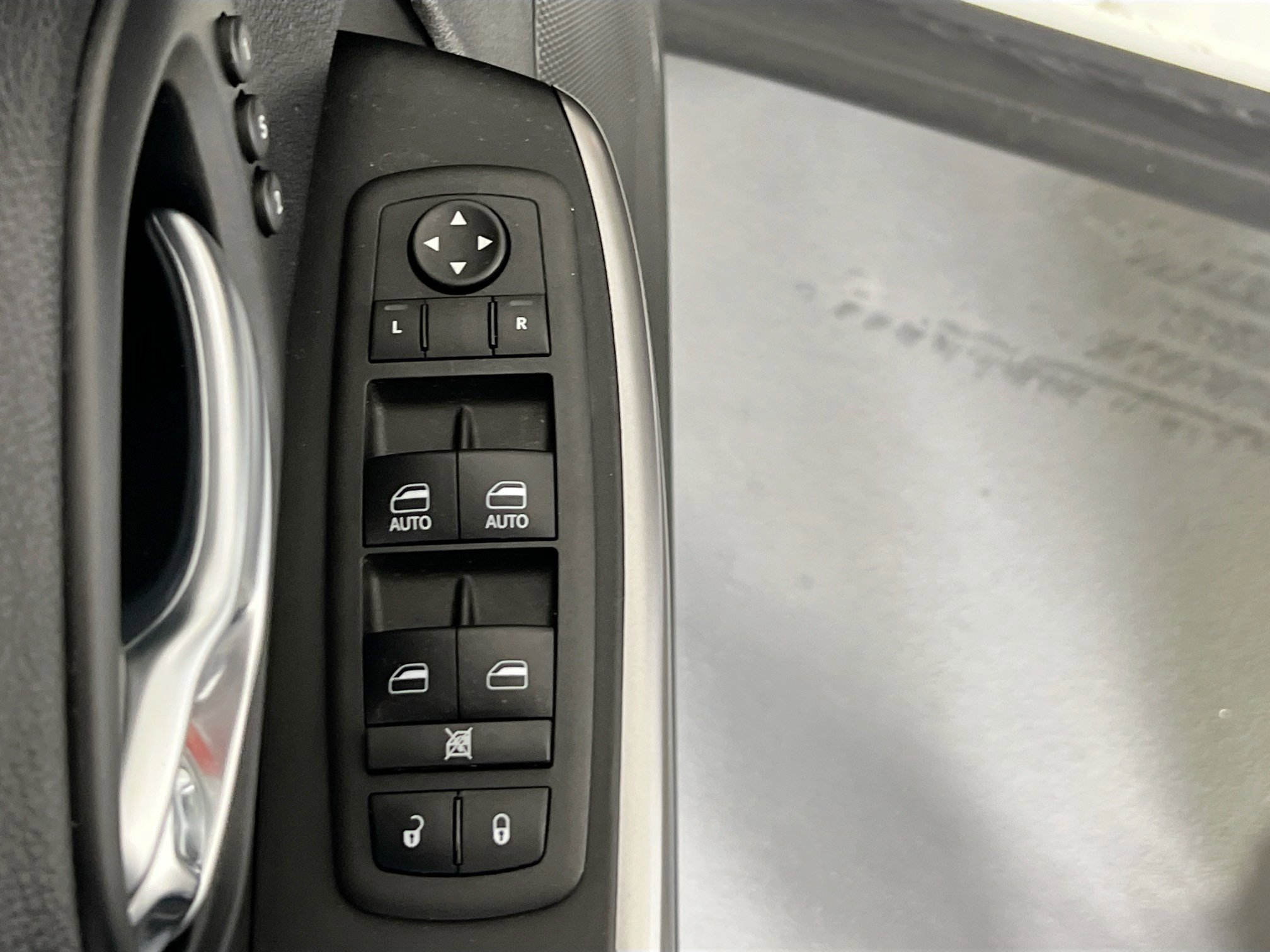 Used 2022 Jeep Cherokee Limited AWD/4WD image 16