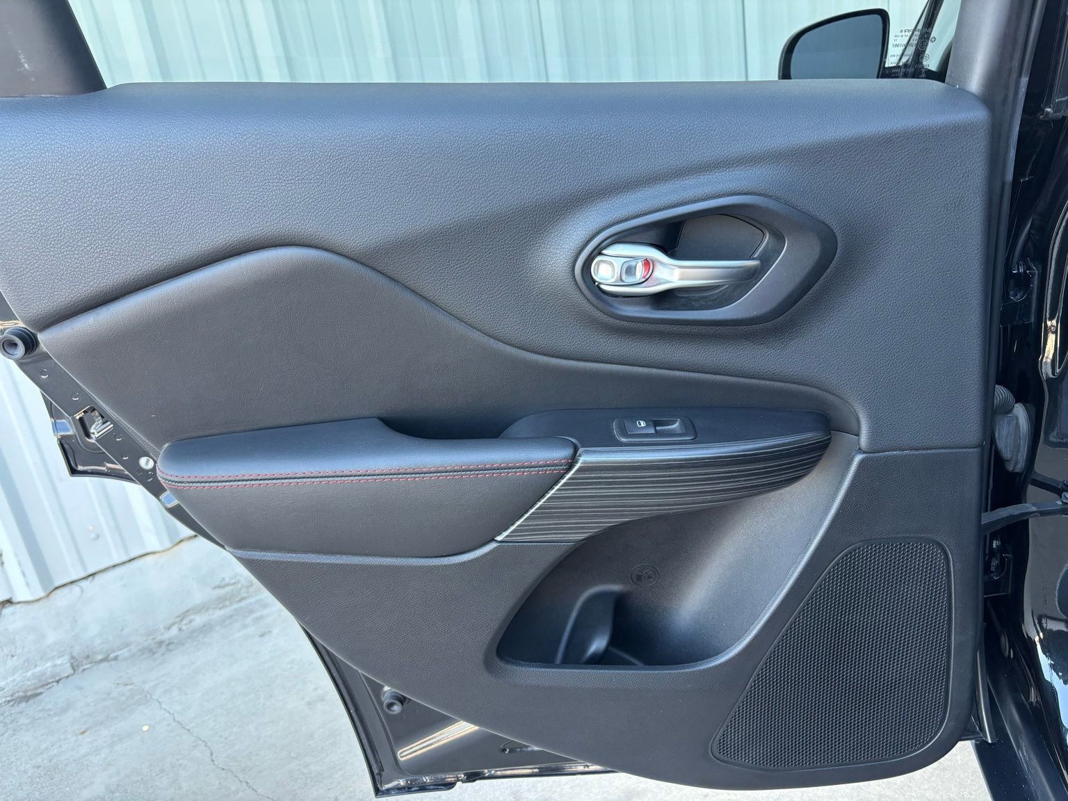 Used 2015 Jeep Cherokee Trailhawk w/ Comfort/Convenience Group image 28