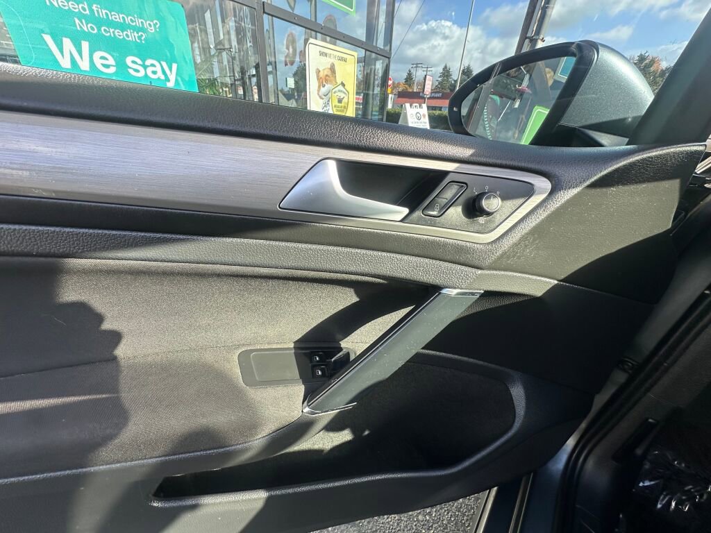 Used 2015 Volkswagen Golf Launch Edition image 18