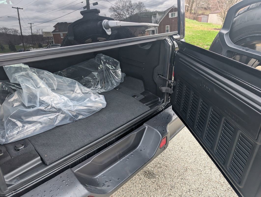 Used 2025 Jeep Wrangler Unlimited Sahara w/ Safety Group image 33