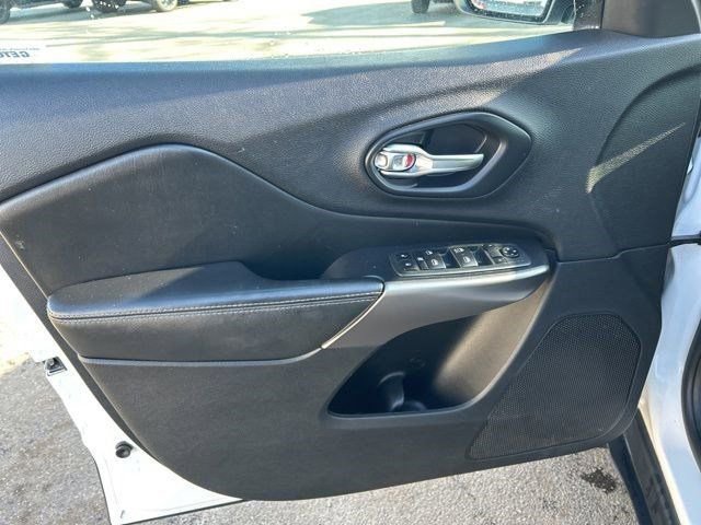 Used 2020 Jeep Cherokee Latitude w/ Cold Weather Group image 12