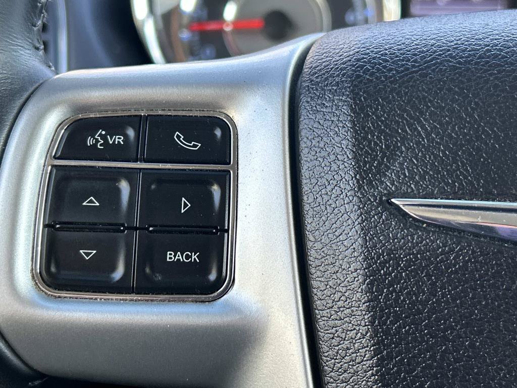 Used 2015 Chrysler Town & Country Touring FWD image 23