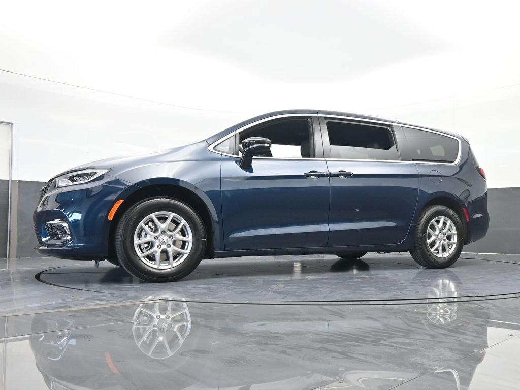 Used 2025 Chrysler Pacifica Select image 50