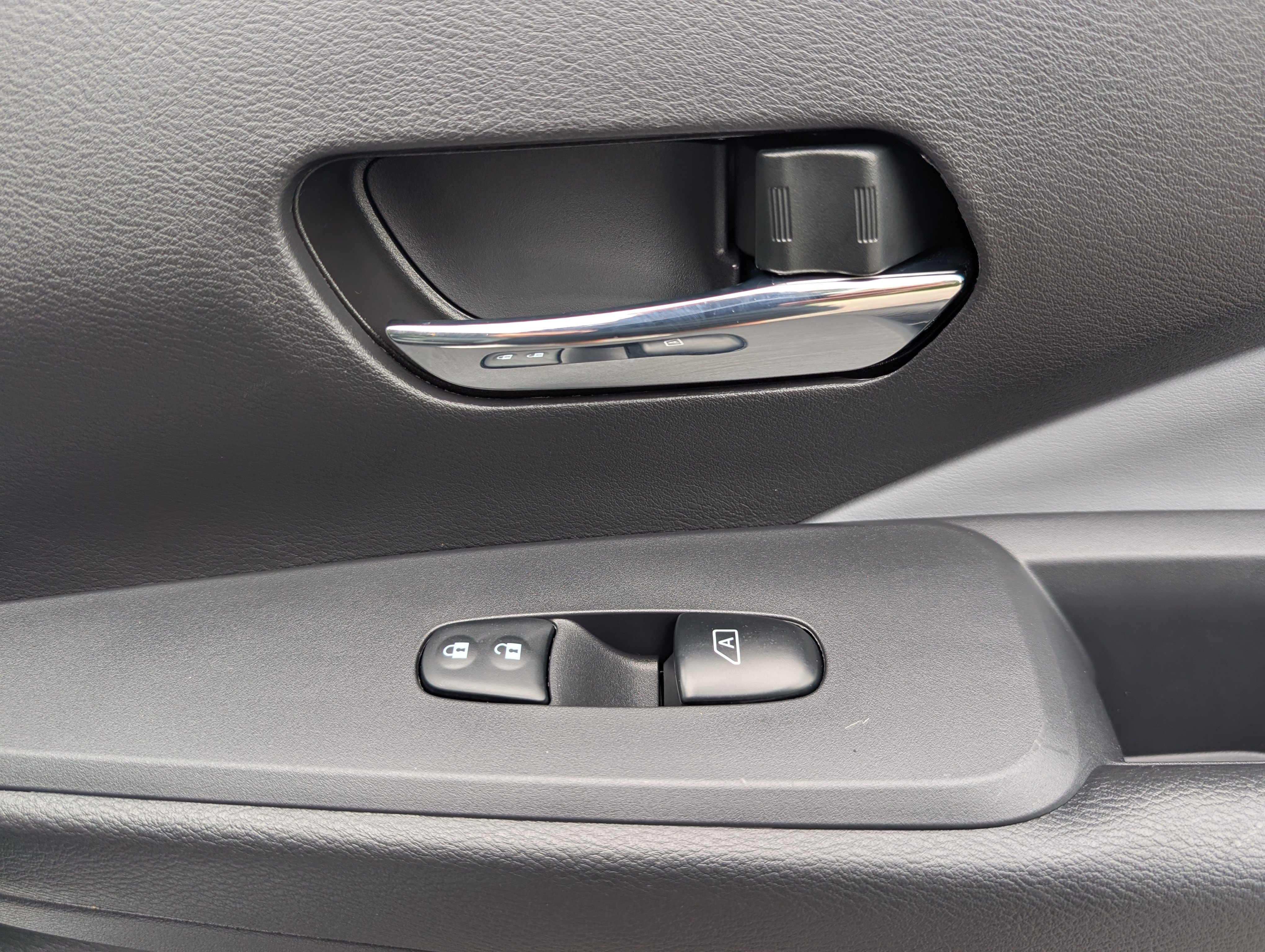 Used 2024 Nissan Kicks SR w/ SR Premium Package FWD image 21