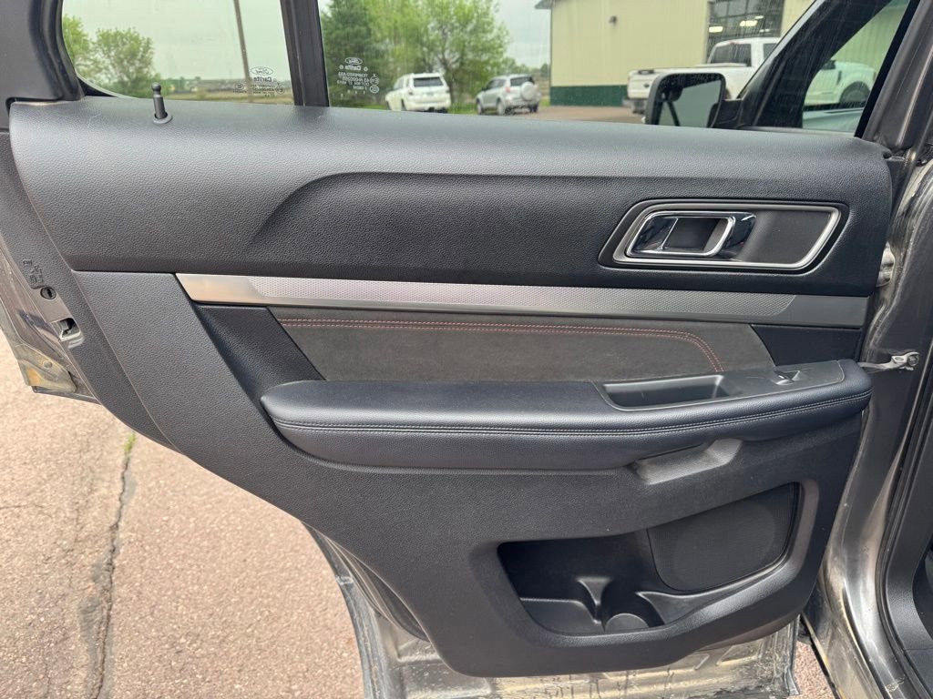 Used 2018 Ford Explorer XLT w/ Equipment Group 202A AWD/4WD image 16