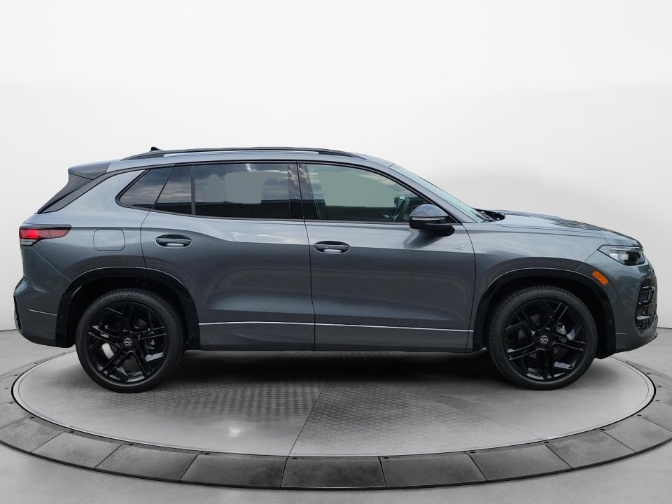 New 2026 Volkswagen Tiguan SE R-Line FWD image 8
