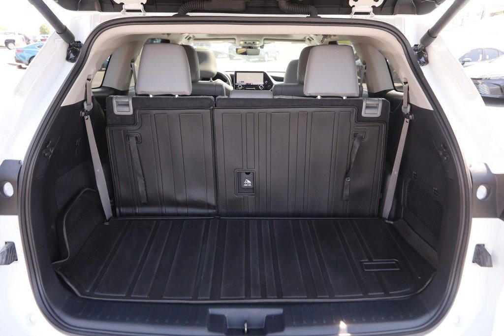 Used 2024 Toyota Highlander Platinum FWD image 9