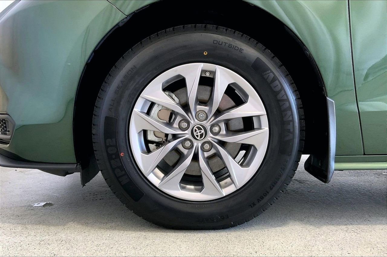 Used 2024 Toyota Sienna LE image 8