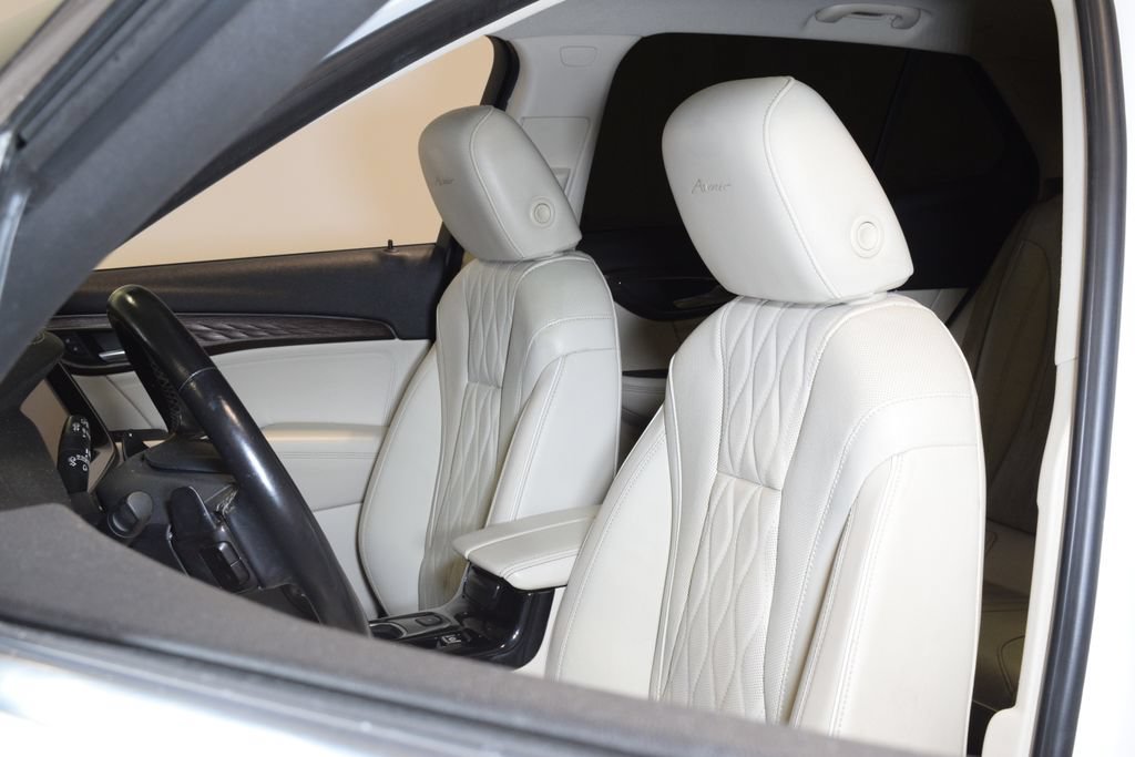 Used 2021 Buick Envision Avenir w/ Technology Package II FWD image 3