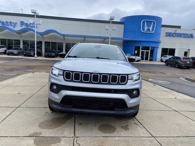 Used 2024 Jeep Compass Latitude AWD/4WD image 3