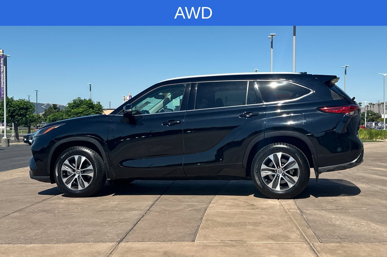 Used 2022 Toyota Highlander XLE AWD/4WD image 7