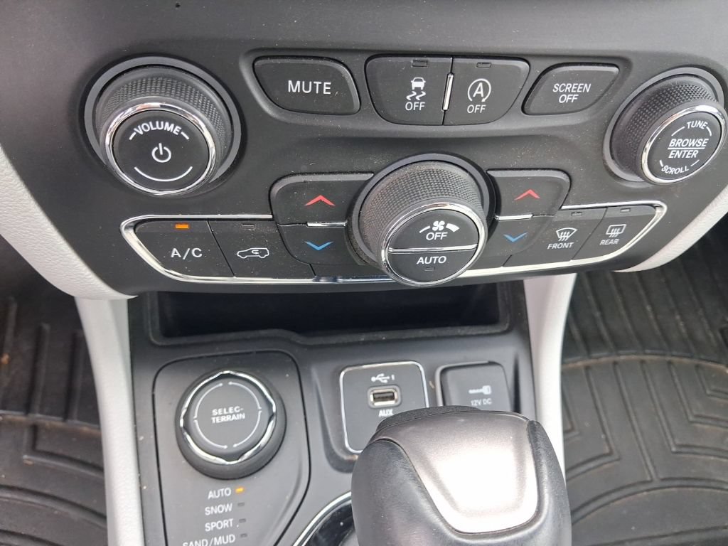 Used 2019 Jeep Cherokee Limited AWD/4WD image 12