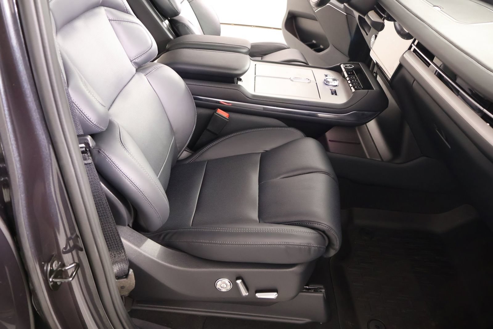 New 2025 Lincoln Navigator Reserve w/ Jet Appearance Package AWD/4WD image 15