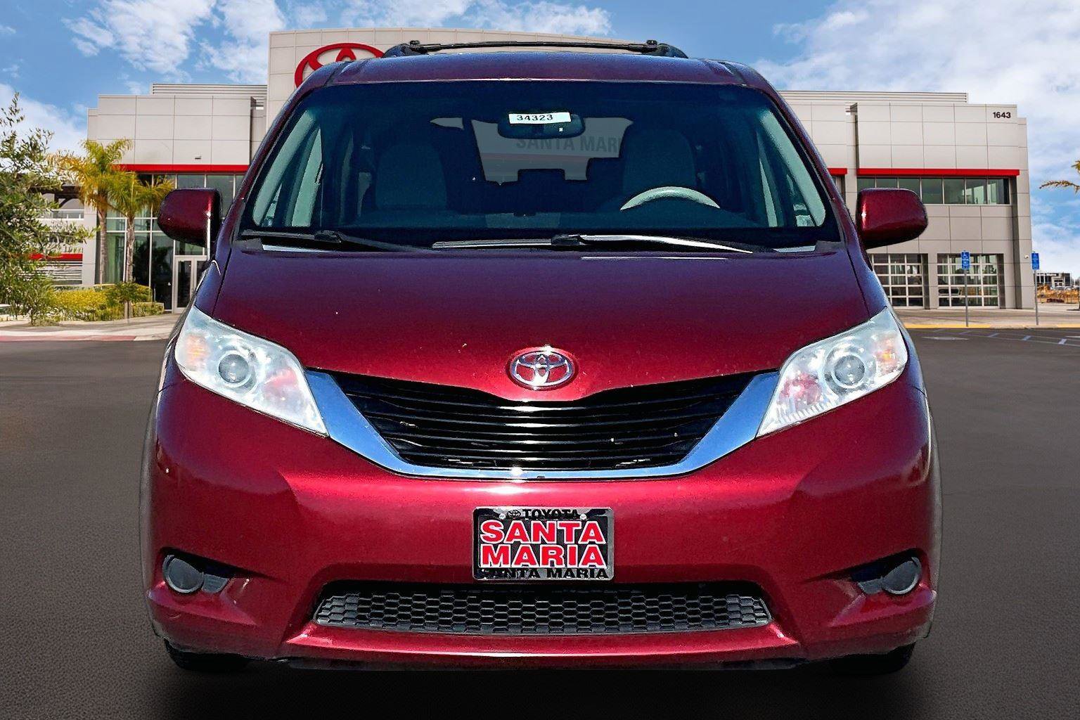 Used 2013 Toyota Sienna LE w/ Towing Pkg image 3