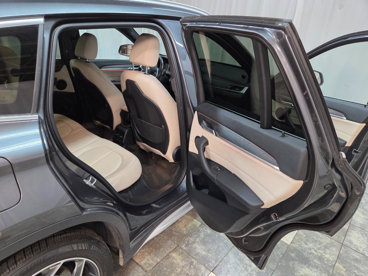 Used 2018 BMW X1 xDrive28i AWD/4WD image 12