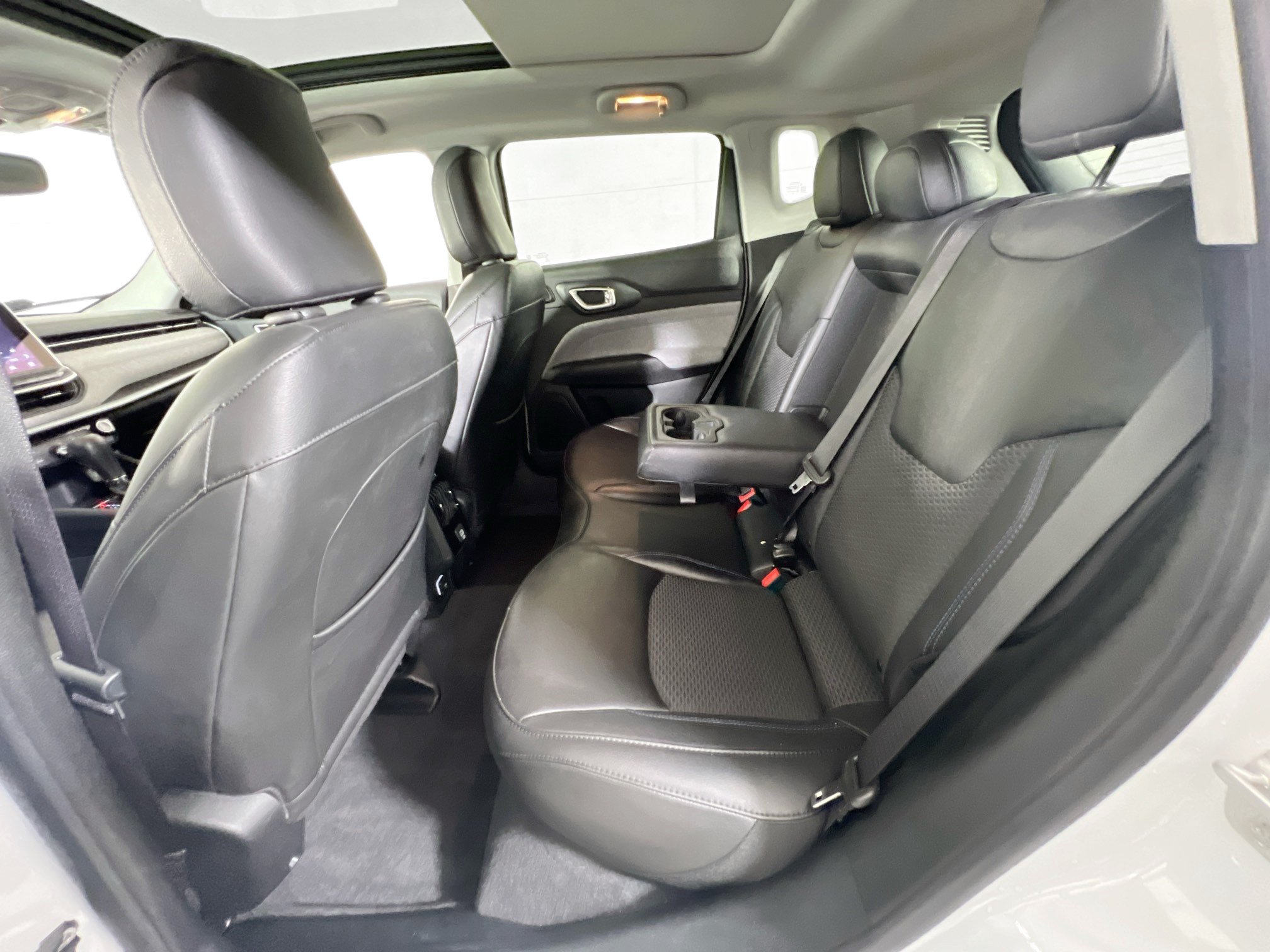 Used 2022 Jeep Compass Latitude w/ Sun and Sound Group AWD/4WD image 24