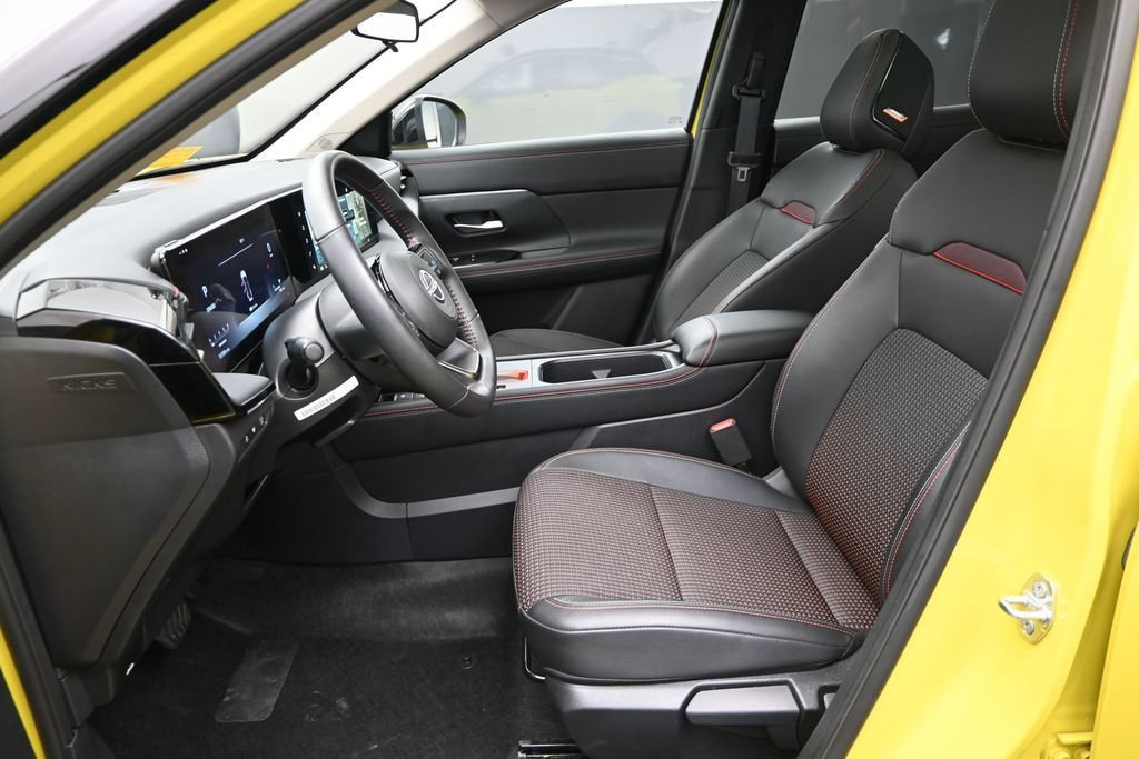 Used 2025 Nissan Kicks SR w/ SR Premium Package FWD image 20