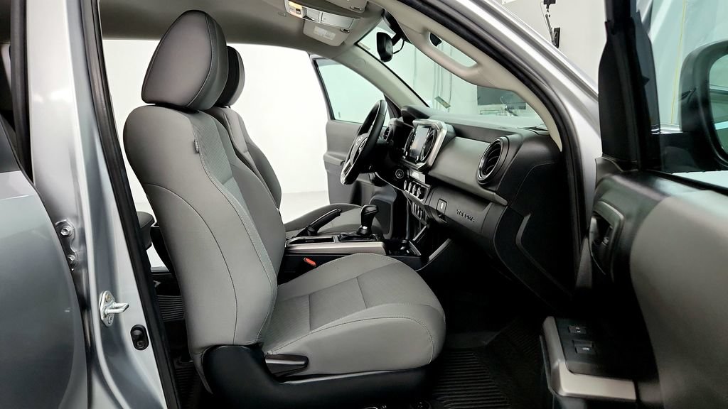Certified 2022 Toyota Tacoma SR5 AWD/4WD image 17