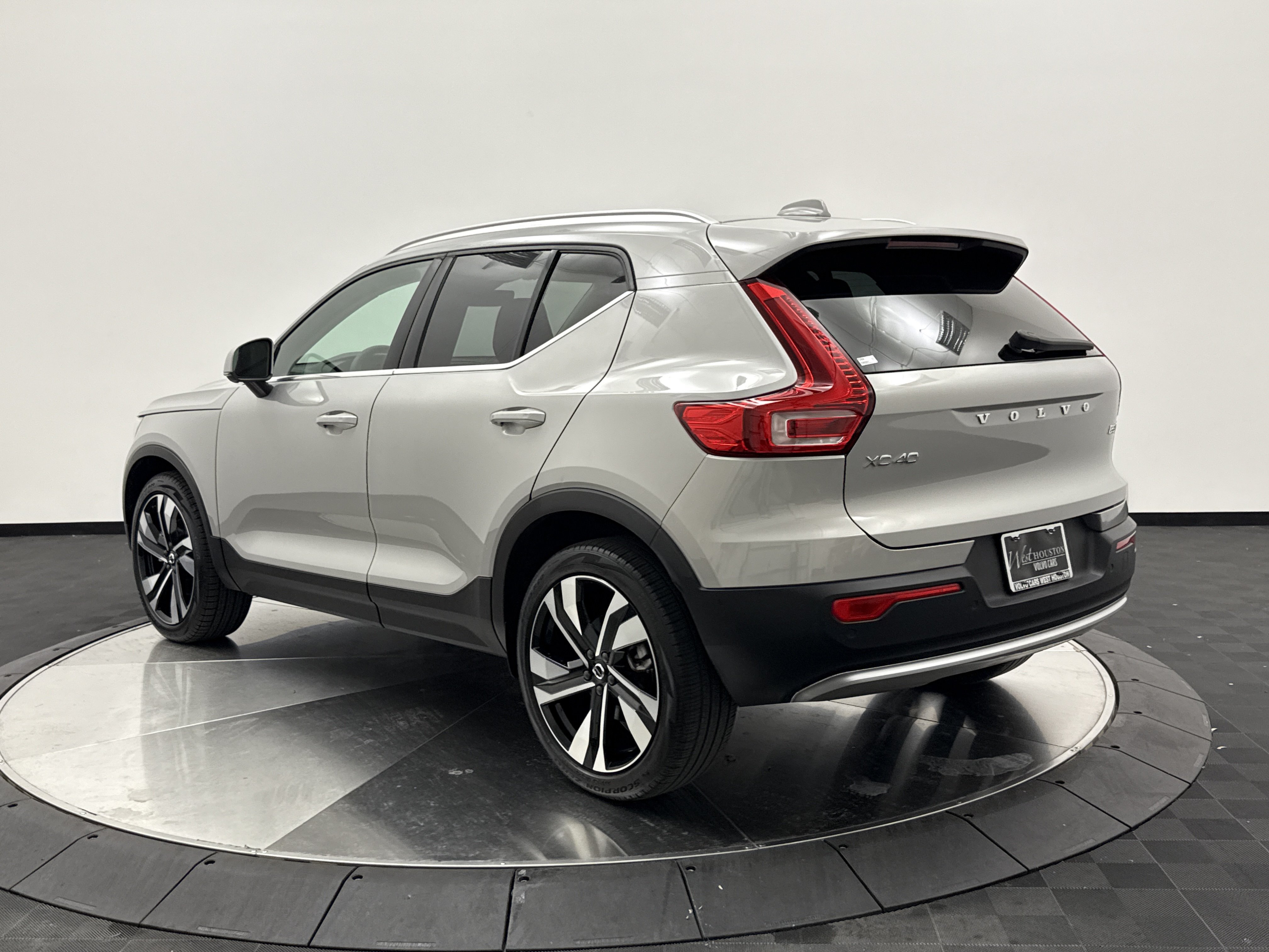 Certified 2024 Volvo XC40 B5 Plus AWD/4WD image 5