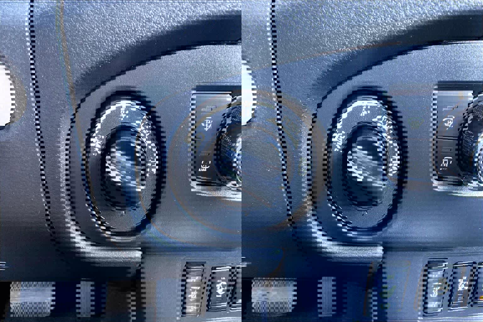 Used 2022 Nissan Frontier SV w/ SV Premium Package image 30