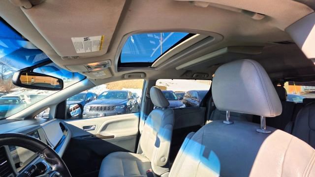 Used 2017 Toyota Sienna XLE Premium w/ Cargo Management Package image 12