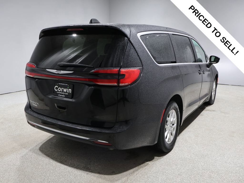 Used 2023 Chrysler Pacifica Touring-L FWD image 2