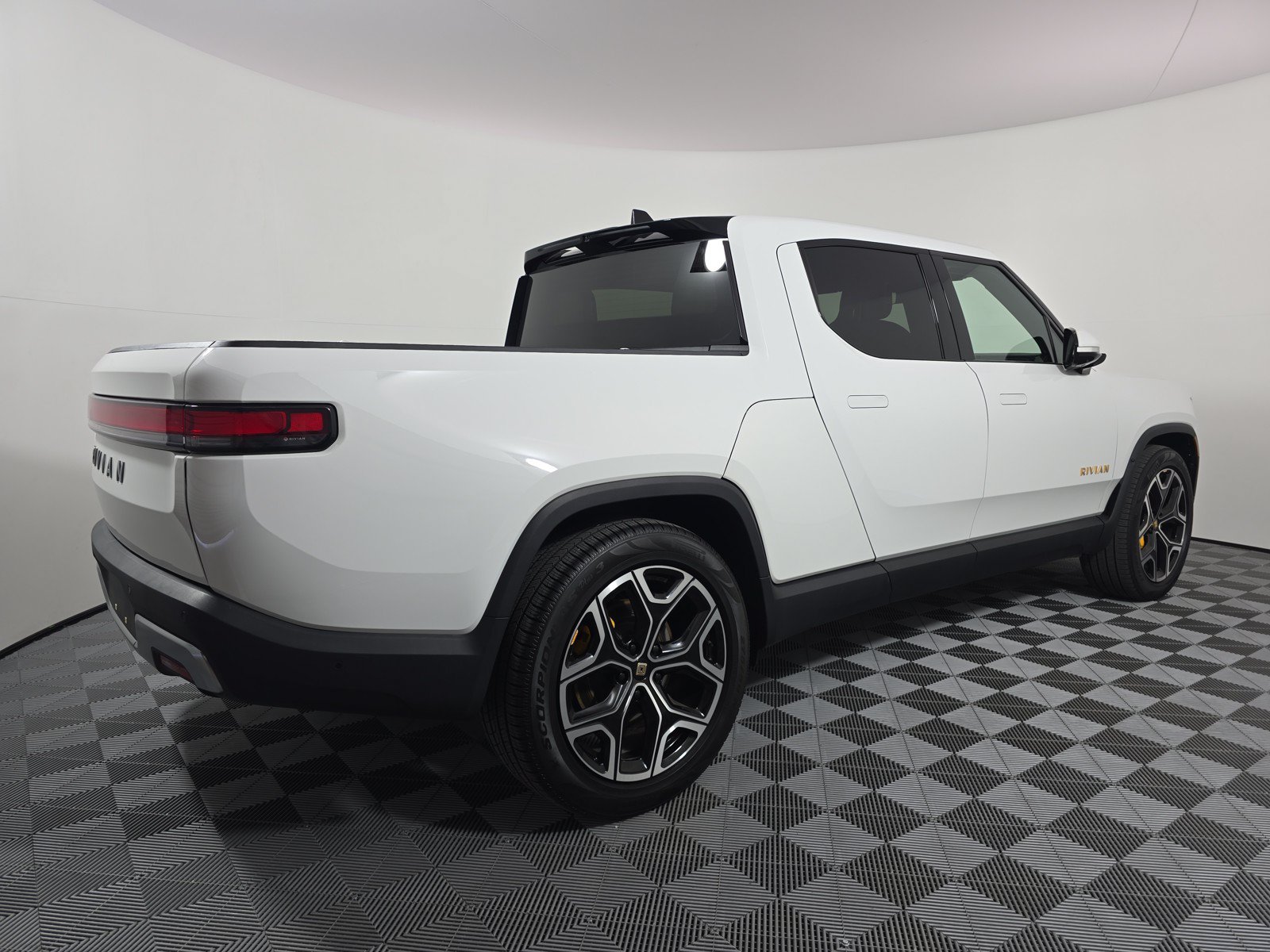 Used 2024 Rivian R1T Adventure AWD/4WD image 5