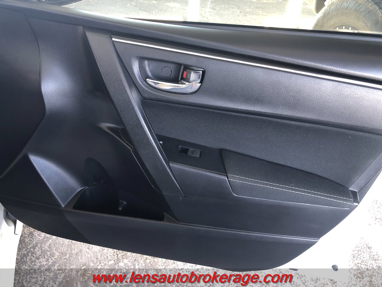 Used 2018 Toyota Corolla LE FWD image 21