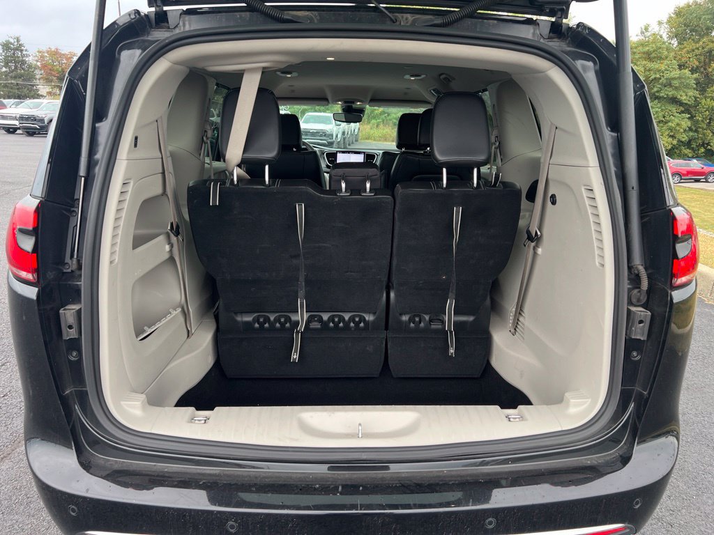 Used 2024 Chrysler Pacifica Touring-L FWD image 11