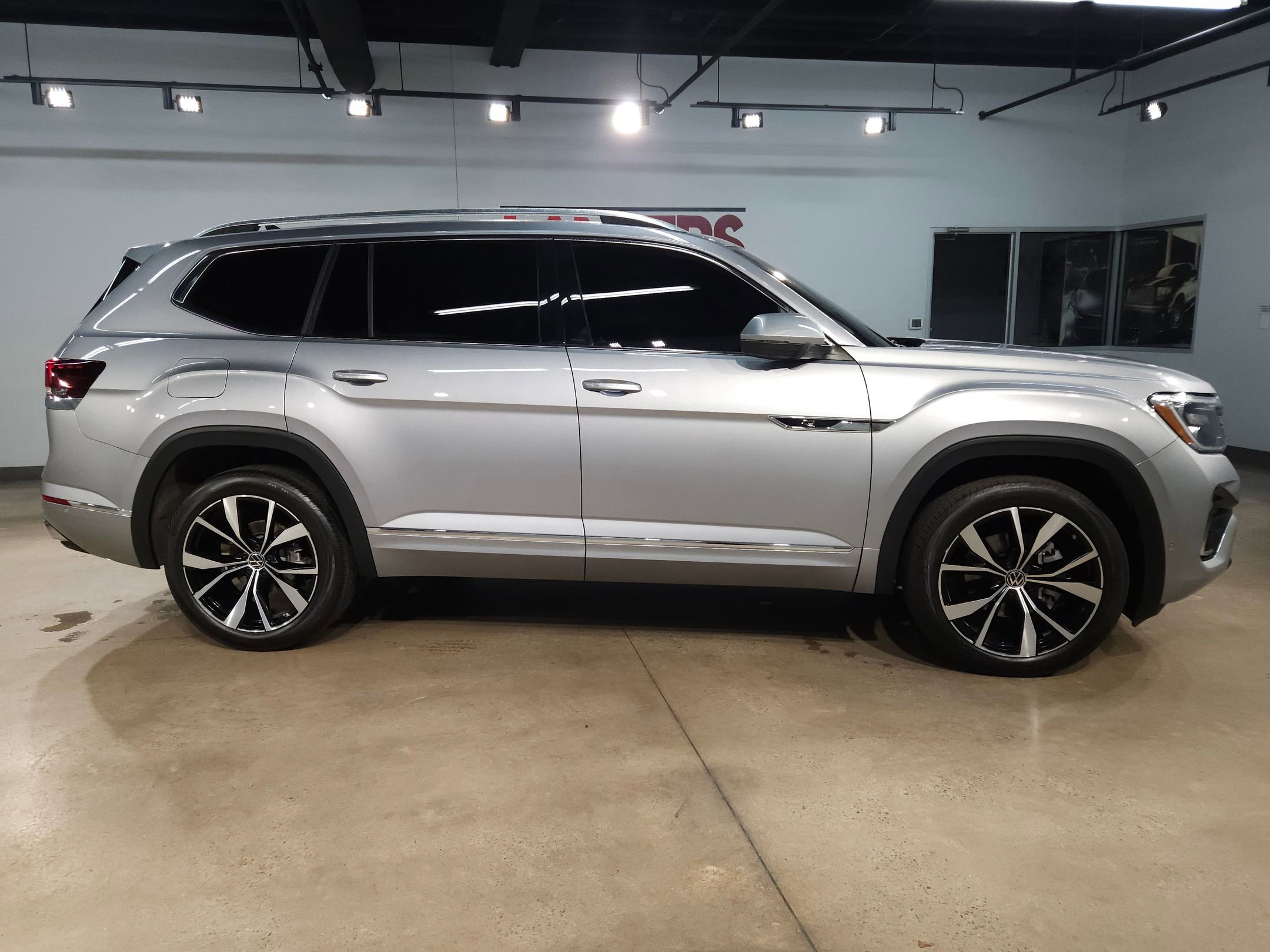 Used 2024 Volkswagen Atlas SEL Premium R-Line AWD/4WD image 8